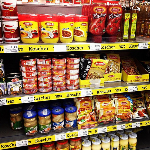 Regal mit koscheren Lebensmitteln bei Edeka