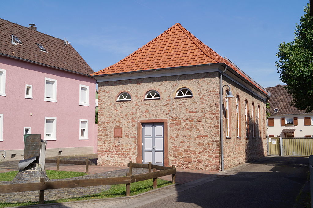 Alte Synagoge in Großkrotzenburg von Lumpeseggl (Eigenes Werk) [GFDL oder CC BY-SA 3.0], via Wikimedia Commons